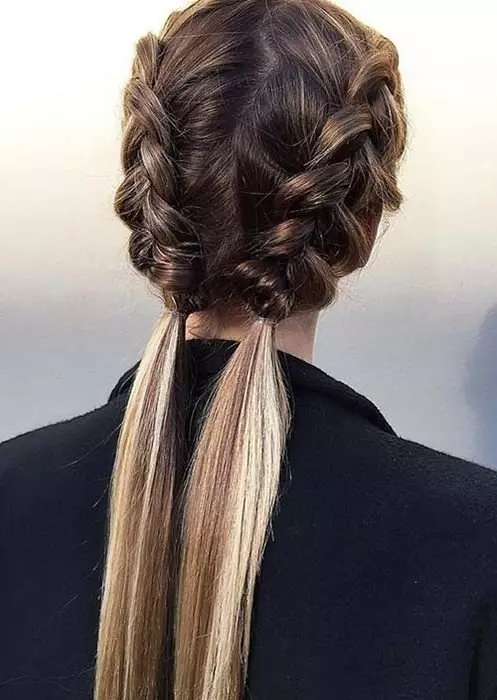 Hvernig á að flétta tvær pigtails? 61 Myndir Hvernig á að vefja 2 fléttur úr langt hár? Weaving fléttur á hliðum. Falleg hairstyles með fléttur og laus hár 5817_13