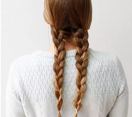 Giunsa ang pag-braid sa duha ka pigtails? 61 Mga Litrato Giunsa Pag-ayo ang 2 Braids gikan sa taas nga buhok? Paghabol sa mga braids sa mga kilid. Matahum nga estilo sa buhok nga adunay mga braids ug malaw-ay nga buhok 5817_17