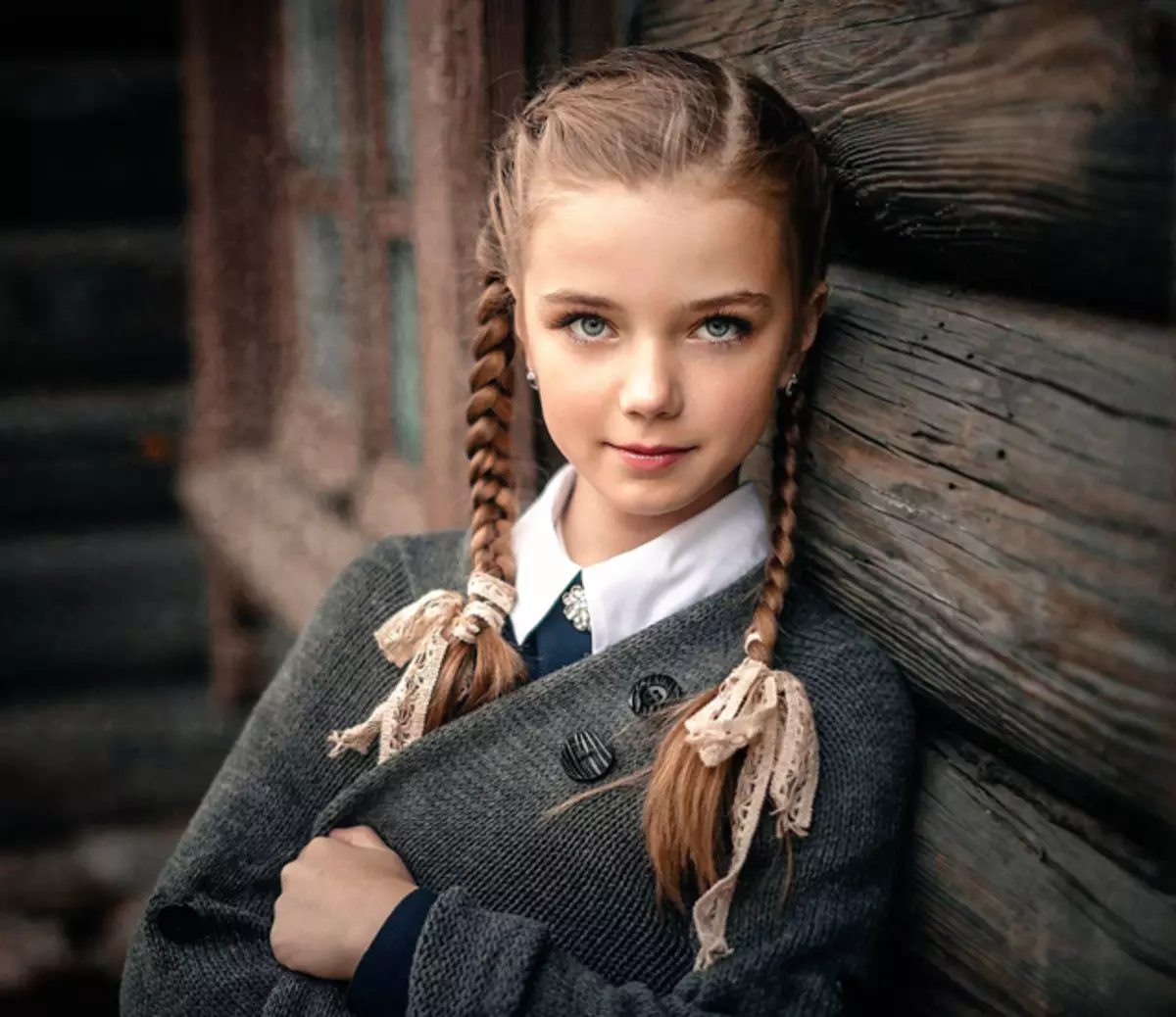 Hvernig á að flétta tvær pigtails? 61 Myndir Hvernig á að vefja 2 fléttur úr langt hár? Weaving fléttur á hliðum. Falleg hairstyles með fléttur og laus hár 5817_19