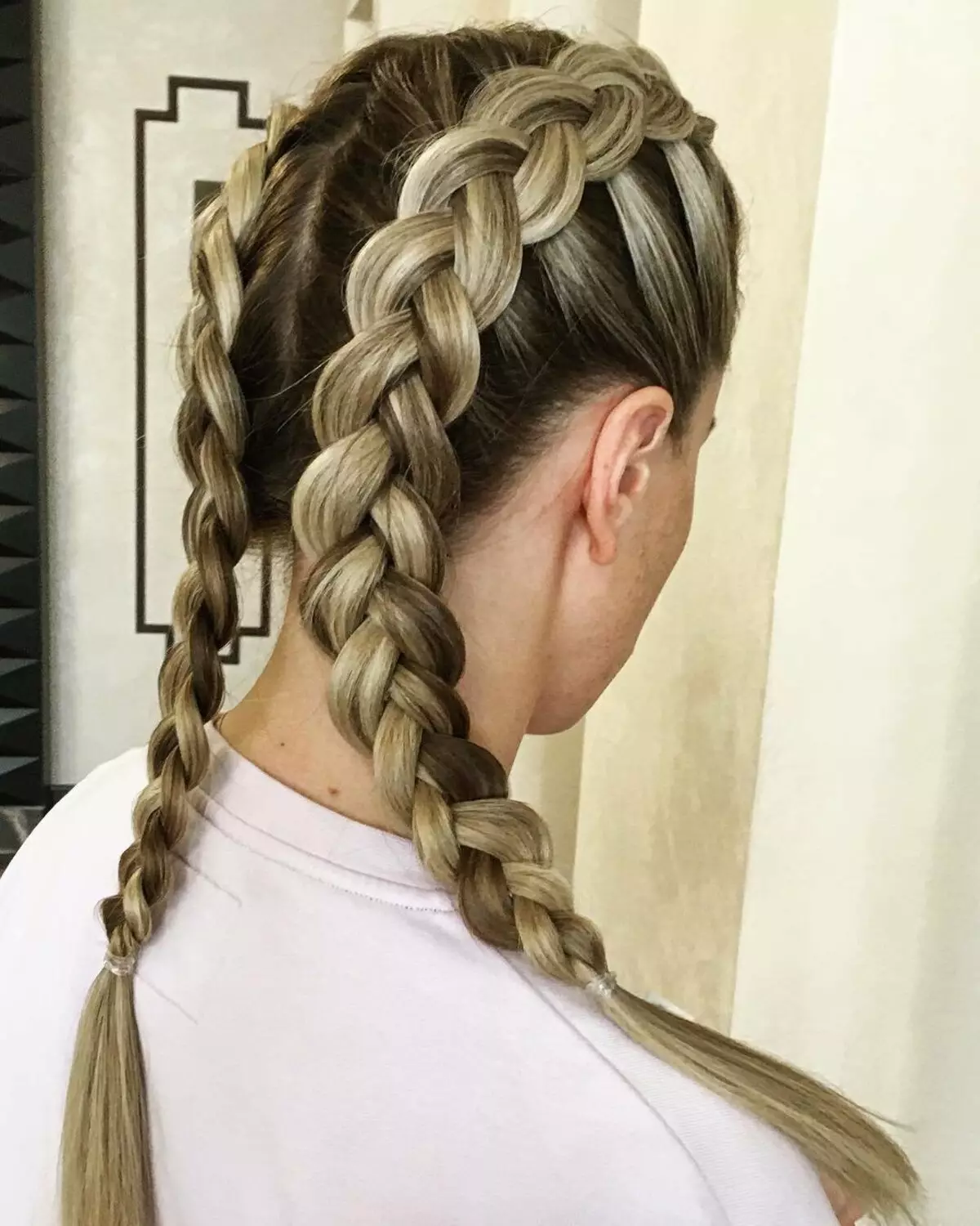ວິທີການ braid ສອງ pigtails? 61 ຮູບວິທີການທໍລະມານ 2 braids ຈາກຜົມຍາວ? ຖັກແສ່ວຢູ່ດ້ານຂ້າງ. ຊົງຜົມທີ່ສວຍງາມທີ່ມີ braids ແລະຜົມວ່າງ 5817_22