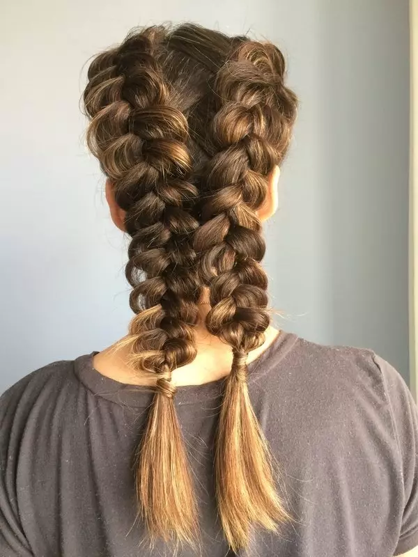 İki hörüklü saç üçün necə? 61 Photos Necə uzun saç 2 braids toxunuşlu? tərəfdən braids Toxuculuq. braids və boş saç ilə gözəl hairstyles 5817_23