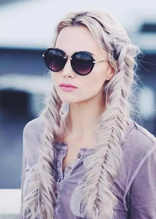 Hvernig á að flétta tvær pigtails? 61 Myndir Hvernig á að vefja 2 fléttur úr langt hár? Weaving fléttur á hliðum. Falleg hairstyles með fléttur og laus hár 5817_29