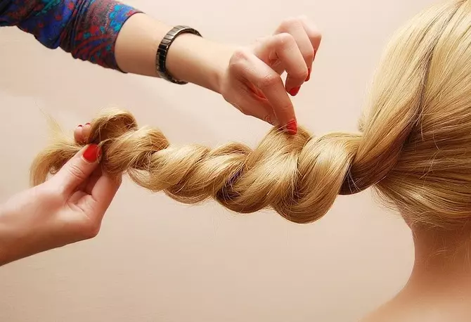 Hvernig á að flétta tvær pigtails? 61 Myndir Hvernig á að vefja 2 fléttur úr langt hár? Weaving fléttur á hliðum. Falleg hairstyles með fléttur og laus hár 5817_30