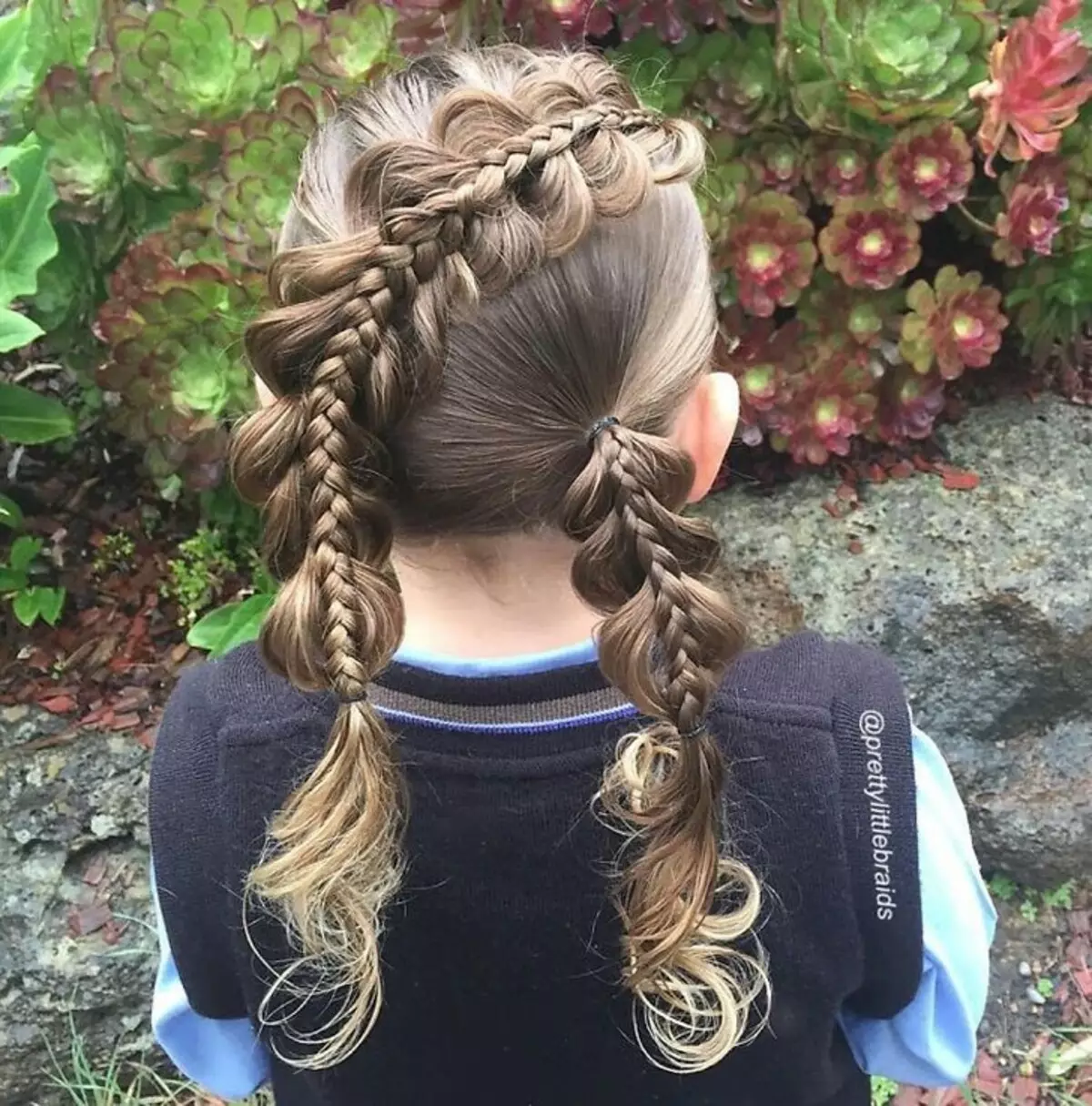 Hvernig á að flétta tvær pigtails? 61 Myndir Hvernig á að vefja 2 fléttur úr langt hár? Weaving fléttur á hliðum. Falleg hairstyles með fléttur og laus hár 5817_40