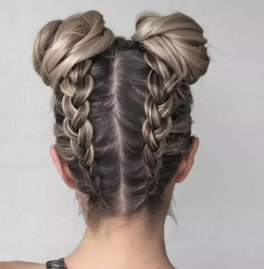 Hvernig á að flétta tvær pigtails? 61 Myndir Hvernig á að vefja 2 fléttur úr langt hár? Weaving fléttur á hliðum. Falleg hairstyles með fléttur og laus hár 5817_43