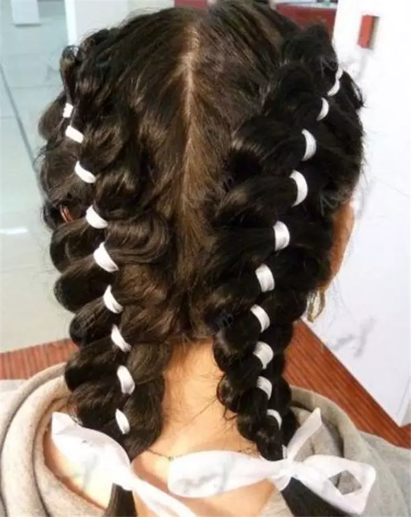 ວິທີການ braid ສອງ pigtails? 61 ຮູບວິທີການທໍລະມານ 2 braids ຈາກຜົມຍາວ? ຖັກແສ່ວຢູ່ດ້ານຂ້າງ. ຊົງຜົມທີ່ສວຍງາມທີ່ມີ braids ແລະຜົມວ່າງ 5817_47
