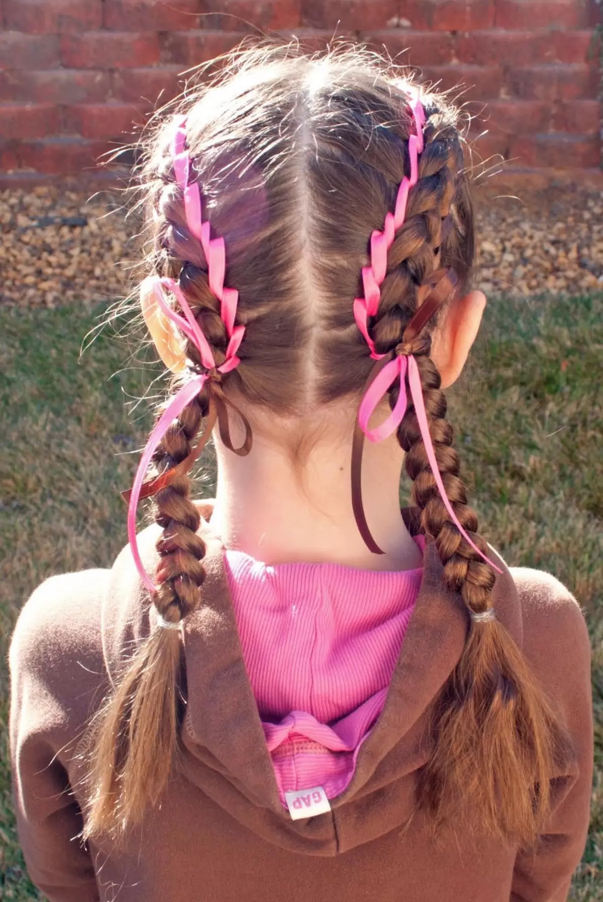 બે પિગટેલ કેવી રીતે વેણી? 61 ફોટા લાંબા વાળથી 2 braids કેવી રીતે વણાટ? બાજુઓ પર braving braids. Braids અને છૂટક વાળ સાથે સુંદર હેરસ્ટાઇલ 5817_48