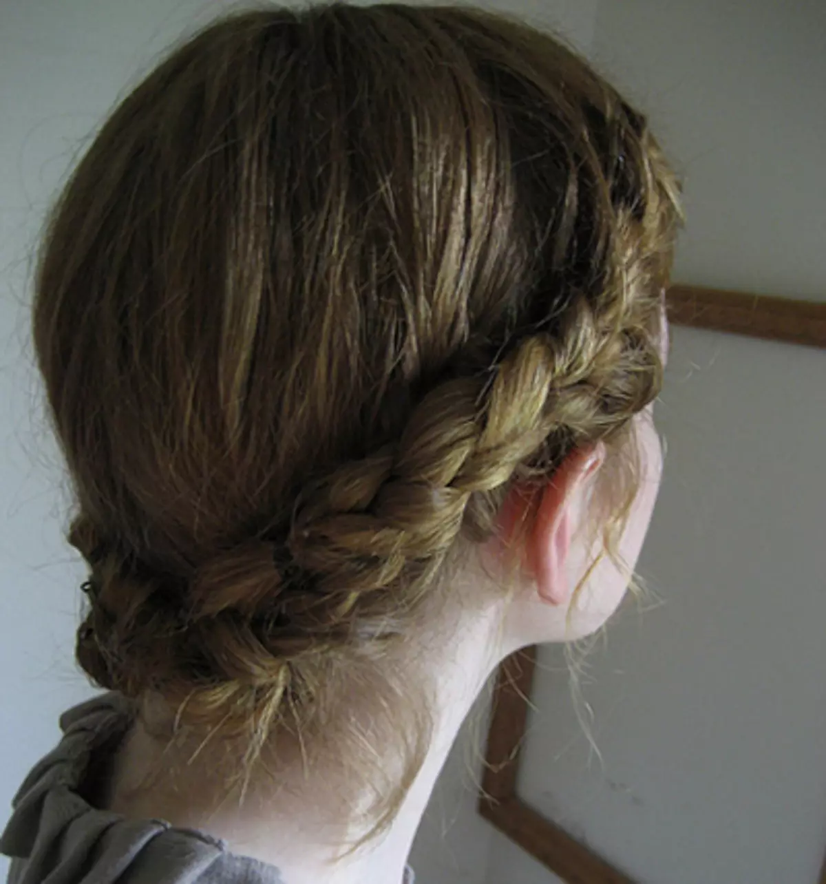 Hvernig á að flétta tvær pigtails? 61 Myndir Hvernig á að vefja 2 fléttur úr langt hár? Weaving fléttur á hliðum. Falleg hairstyles með fléttur og laus hár 5817_51