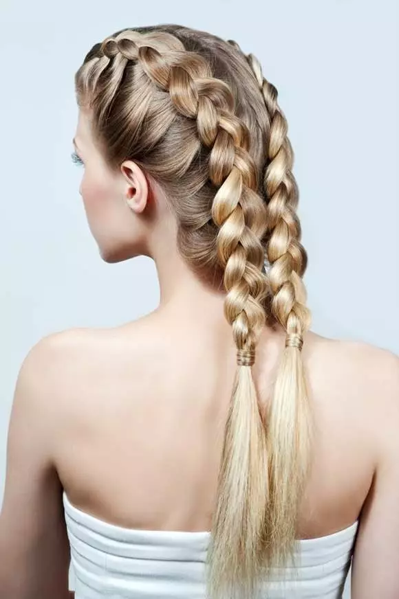 ວິທີການ braid ສອງ pigtails? 61 ຮູບວິທີການທໍລະມານ 2 braids ຈາກຜົມຍາວ? ຖັກແສ່ວຢູ່ດ້ານຂ້າງ. ຊົງຜົມທີ່ສວຍງາມທີ່ມີ braids ແລະຜົມວ່າງ 5817_6