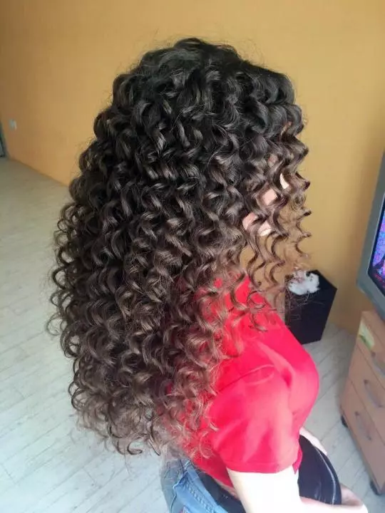 AFROCOM (94 فوٹو): مختصر، طویل اور درمیانے بال پر افریقی curls کے ساتھ خاتون hairstyles. وہ کتنے کام کرتے ہیں؟ جائزے 5819_15