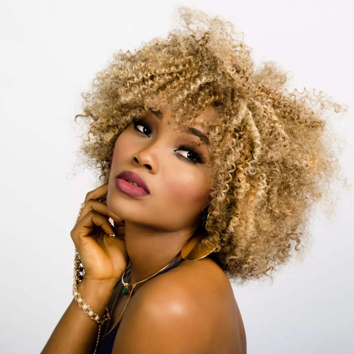 Afrocom（94张照片）：女性发型与非洲卷发短，长和中型的头发。他们持有多少钱？评论 5819_30
