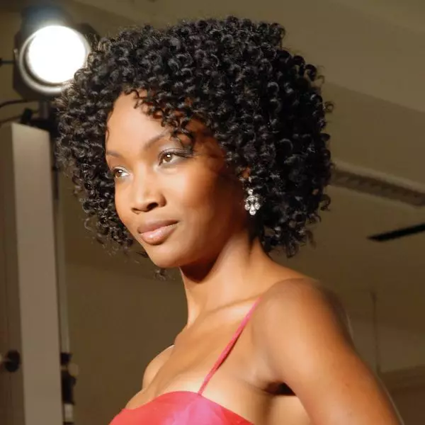 Afrocom (94 mga larawan): Female hairstyles sa African curls sa maikling, mahaba at katamtamang buhok. Magkano ang hinahawakan nila? Mga Review 5819_43