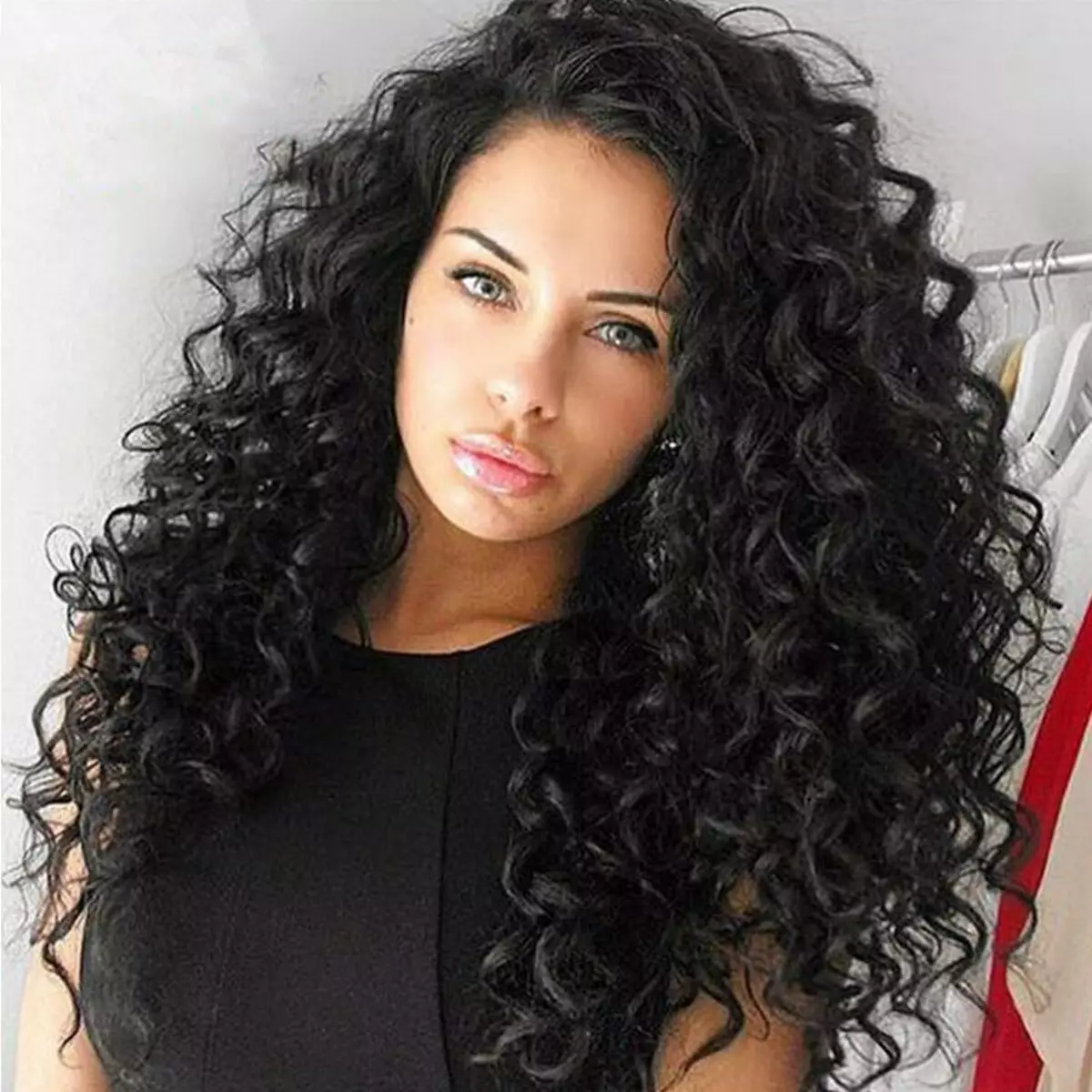 AFROCOM (94 فوٹو): مختصر، طویل اور درمیانے بال پر افریقی curls کے ساتھ خاتون hairstyles. وہ کتنے کام کرتے ہیں؟ جائزے 5819_45
