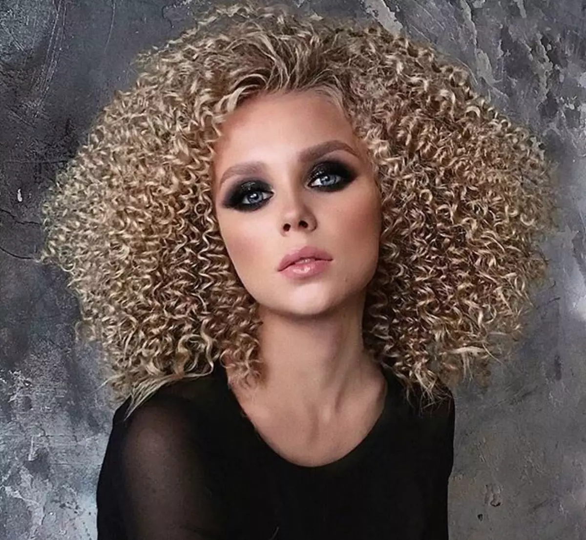 Afrocom（94写真）：短くて長い髪の毛にアフリカのカールを持つ女性のヘアスタイル。彼らはどのくらい持っていますか？レビュー 5819_51