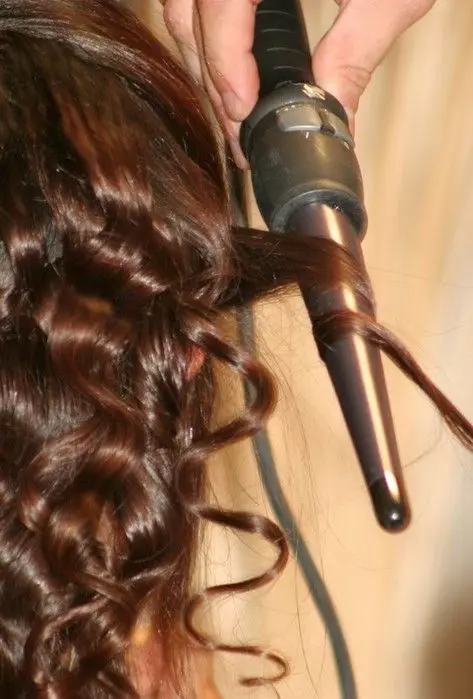 Afrocom（94写真）：短くて長い髪の毛にアフリカのカールを持つ女性のヘアスタイル。彼らはどのくらい持っていますか？レビュー 5819_61