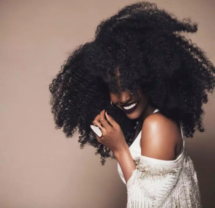 Афроцом (94 фотографије): Женски фризуре са афричким коврчама на краткој, дугој и средњој коси. Колико их држе? Коментара 5819_7