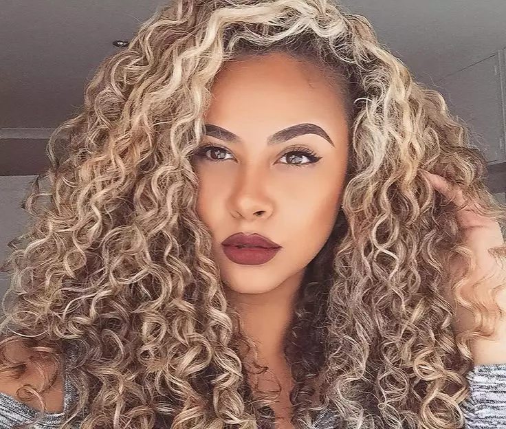 Afrocom (94 mga larawan): Female hairstyles sa African curls sa maikling, mahaba at katamtamang buhok. Magkano ang hinahawakan nila? Mga Review 5819_80