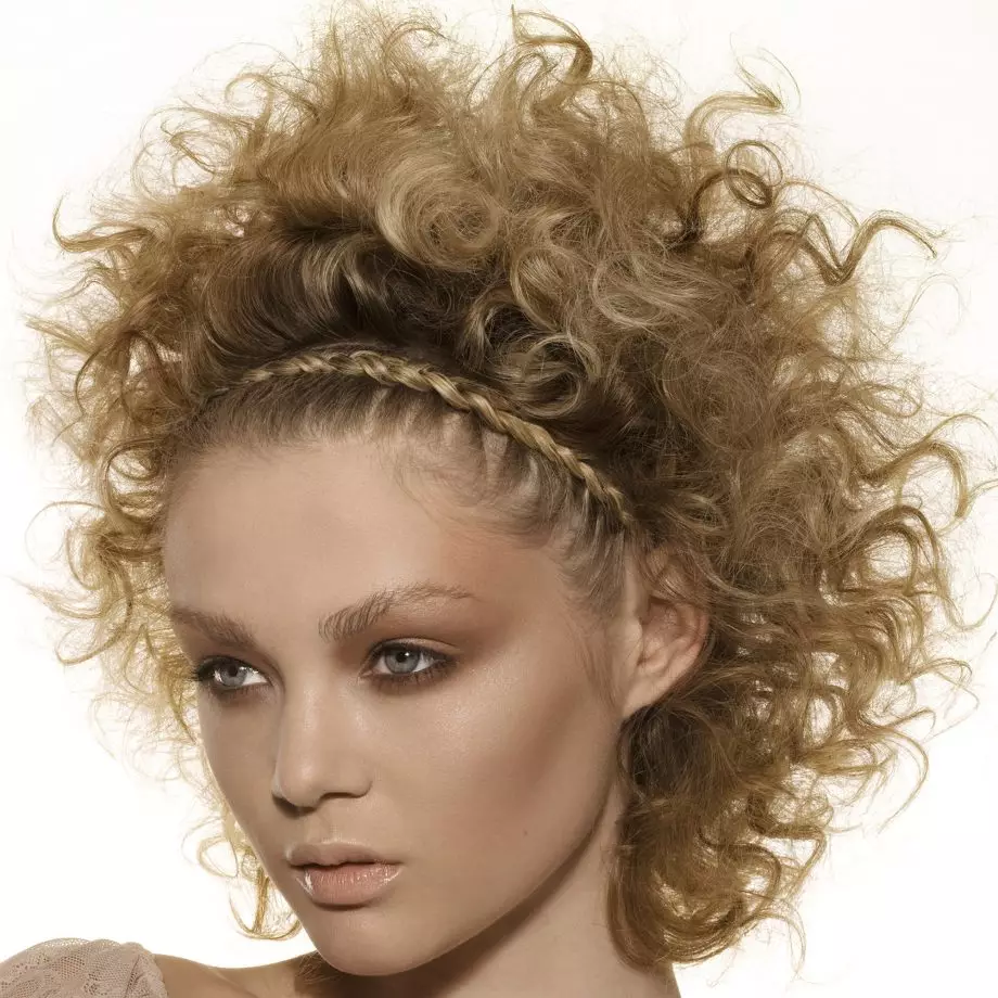Afrocom (94 mga larawan): Female hairstyles sa African curls sa maikling, mahaba at katamtamang buhok. Magkano ang hinahawakan nila? Mga Review 5819_83