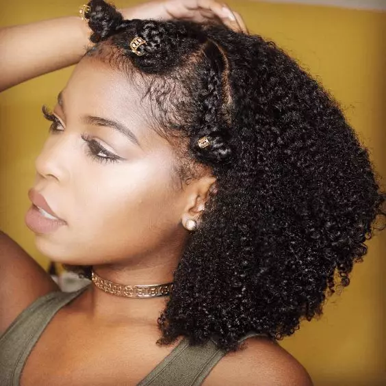 Afrocom（94写真）：短くて長い髪の毛にアフリカのカールを持つ女性のヘアスタイル。彼らはどのくらい持っていますか？レビュー 5819_84