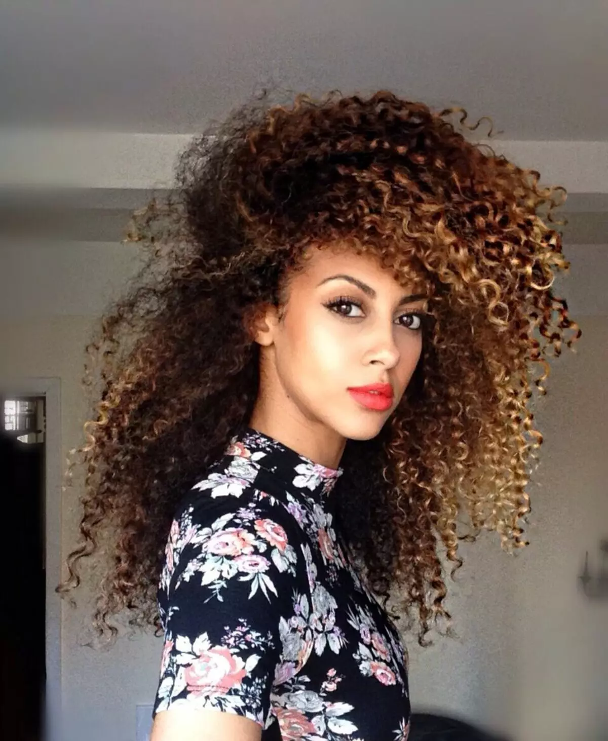 Афроцом (94 фотографије): Женски фризуре са афричким коврчама на краткој, дугој и средњој коси. Колико их држе? Коментара 5819_86