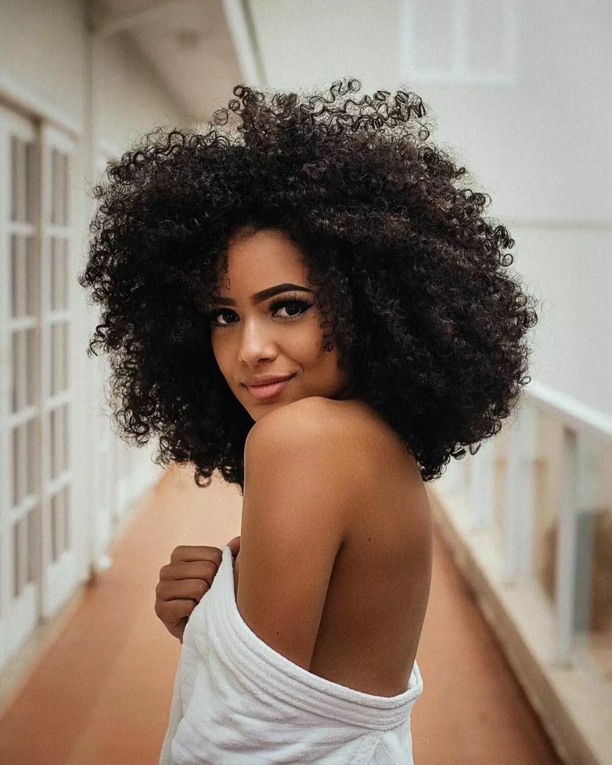 Afrocom (94 mga larawan): Female hairstyles sa African curls sa maikling, mahaba at katamtamang buhok. Magkano ang hinahawakan nila? Mga Review 5819_87