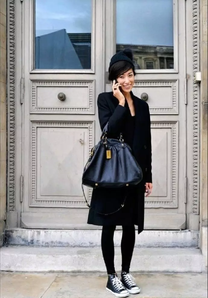 Klasszikus fekete kabát (68 fotók): Mit kell viselni 581_43