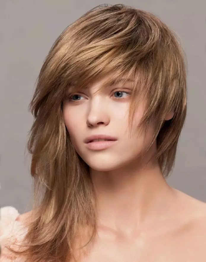 Asymmetri Haircut (54 billeder): En ordning og teknologi til at udføre bølget og lige hår. Bagsiden og foran asymmetriske frisurer med bangs og uden 5820_35