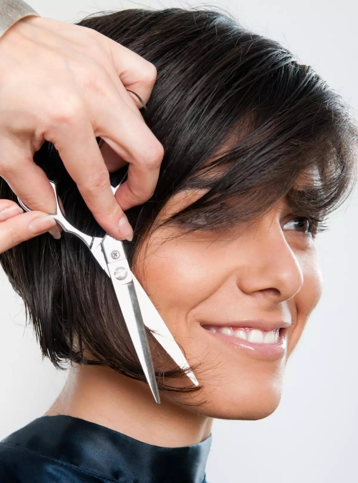 Asymmetri Haircut (54 billeder): En ordning og teknologi til at udføre bølget og lige hår. Bagsiden og foran asymmetriske frisurer med bangs og uden 5820_46