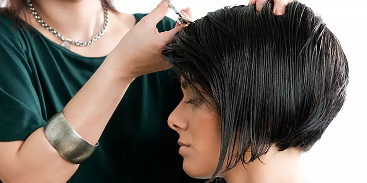 Асиметрија фризура (54 фотографије): шема и технологија извођења таласа и равне косе. Поглед са стражње стране и испред асиметричних фризура са шишкама и без 5820_47