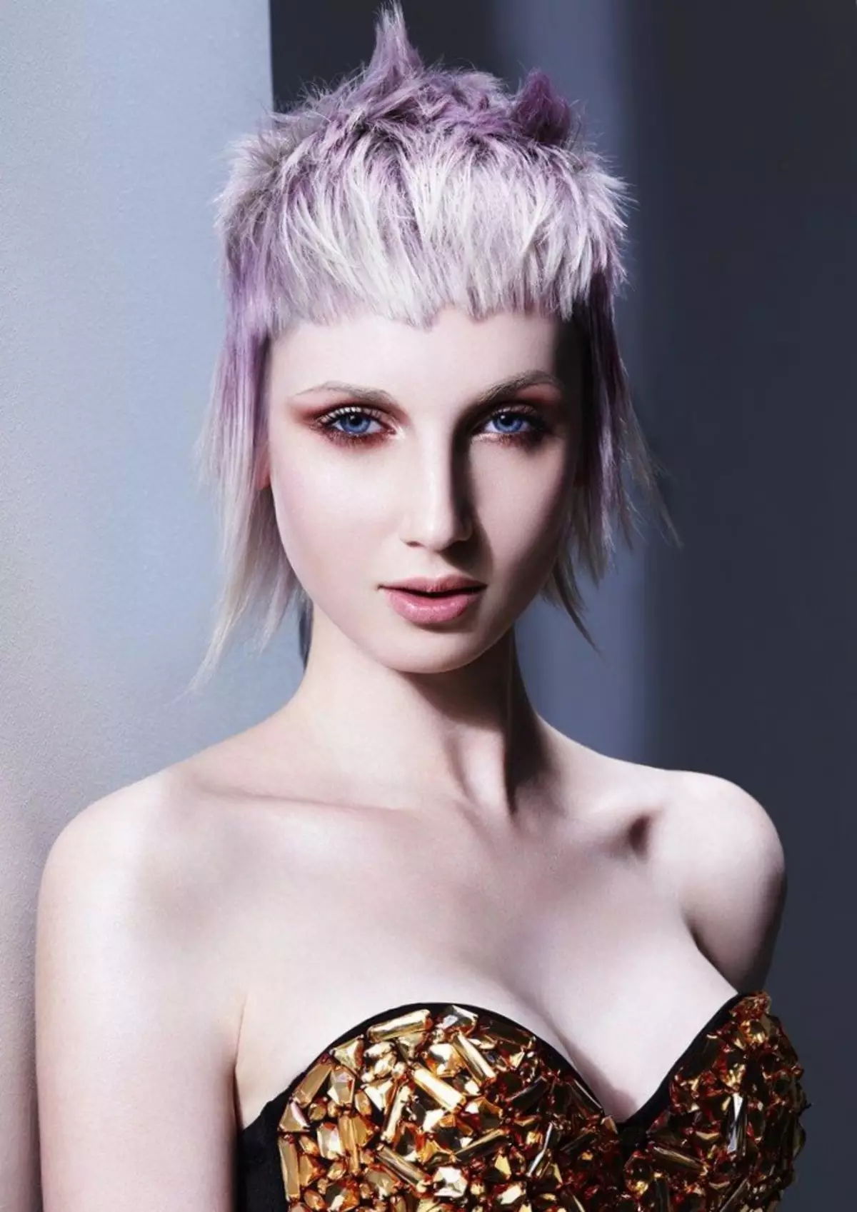 Rambut kreatif (71 foto): Gaya rambut wanita modis untuk wanita dengan rambut panjang dan pendek, pilihan peletakan 5822_22