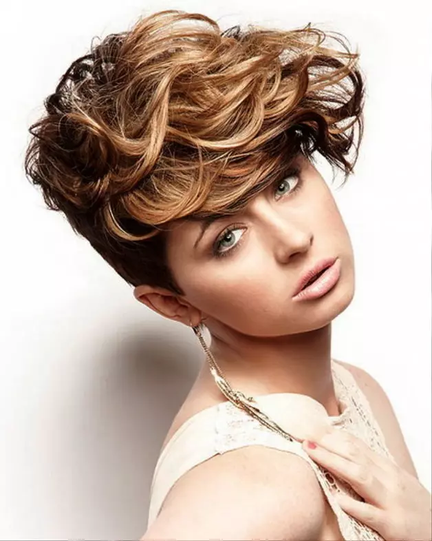 Kulit rambut Kreatif (71 Foto): Gaya rambut wanita modis kanggo wanita kanthi rambut dawa lan cendhak, pilihan layang 5822_44