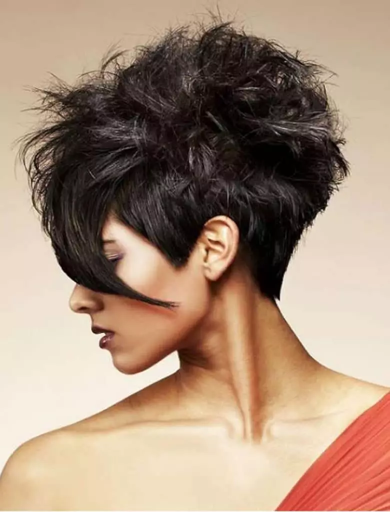 تخلیقی Haircuts (71 فوٹو): طویل اور مختصر بال کے ساتھ خواتین کے لئے فیشن خواتین کے Hairstyles، اختیارات ڈالنے 5822_5
