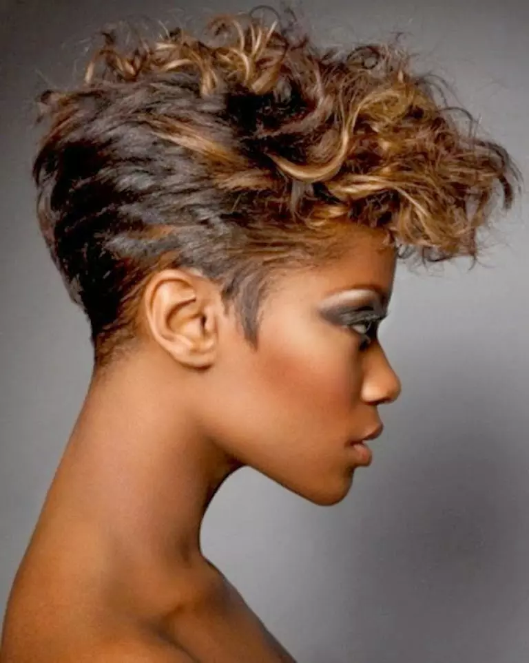 تخلیقی Haircuts (71 فوٹو): طویل اور مختصر بال کے ساتھ خواتین کے لئے فیشن خواتین کے Hairstyles، اختیارات ڈالنے 5822_51