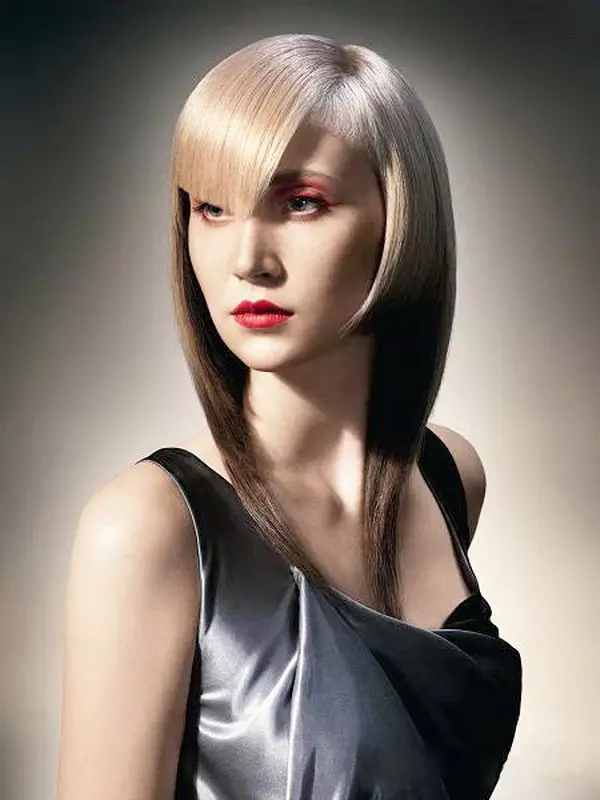 Tagli di capelli con lunghi scoppi (61 foto): opzioni per tagli di capelli moderni per capelli lunghi e corti con frangia allungata, esempi di moda 5828_21