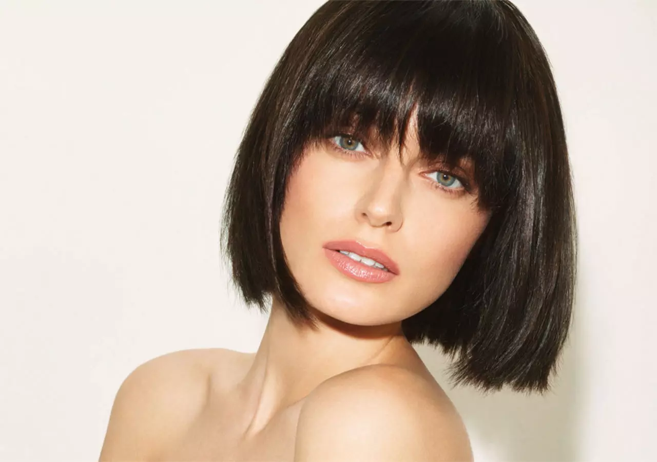 Tagli di capelli con lunghi scoppi (61 foto): opzioni per tagli di capelli moderni per capelli lunghi e corti con frangia allungata, esempi di moda 5828_43