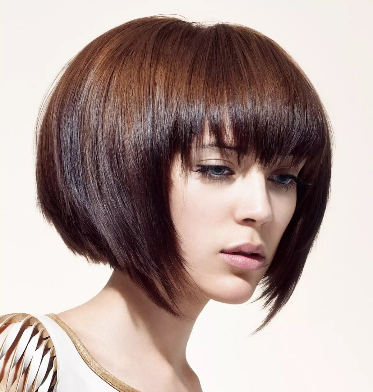 Haircuts ხანგრძლივი bangs (61 ფოტო): პარამეტრები თანამედროვე haircuts ხანგრძლივი და მოკლე თმის ერთად მოგრძო bangs, მოდის მაგალითები 5828_46