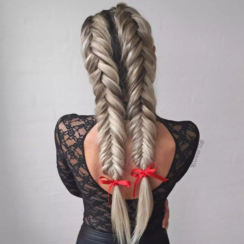 Fiskstil twa pigtails: Hoe kinne jo 2 braids oan 'e kanten weve? Hoe kinne jo in kapsel meitsje mei braids fan it begjin fan 'e holle? 5834_38