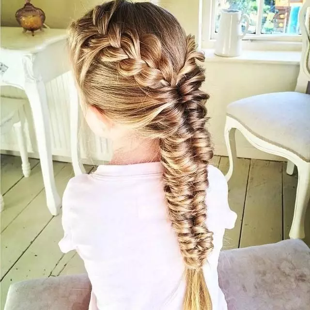 Fiskstil twa pigtails: Hoe kinne jo 2 braids oan 'e kanten weve? Hoe kinne jo in kapsel meitsje mei braids fan it begjin fan 'e holle? 5834_46