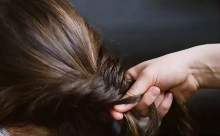 Buntut lauk dua pigtails: Kumaha ninun 2 braids di sisi? Kumaha ngadamel rambut rambut sareng braids ti mimiti sirah? 5834_7