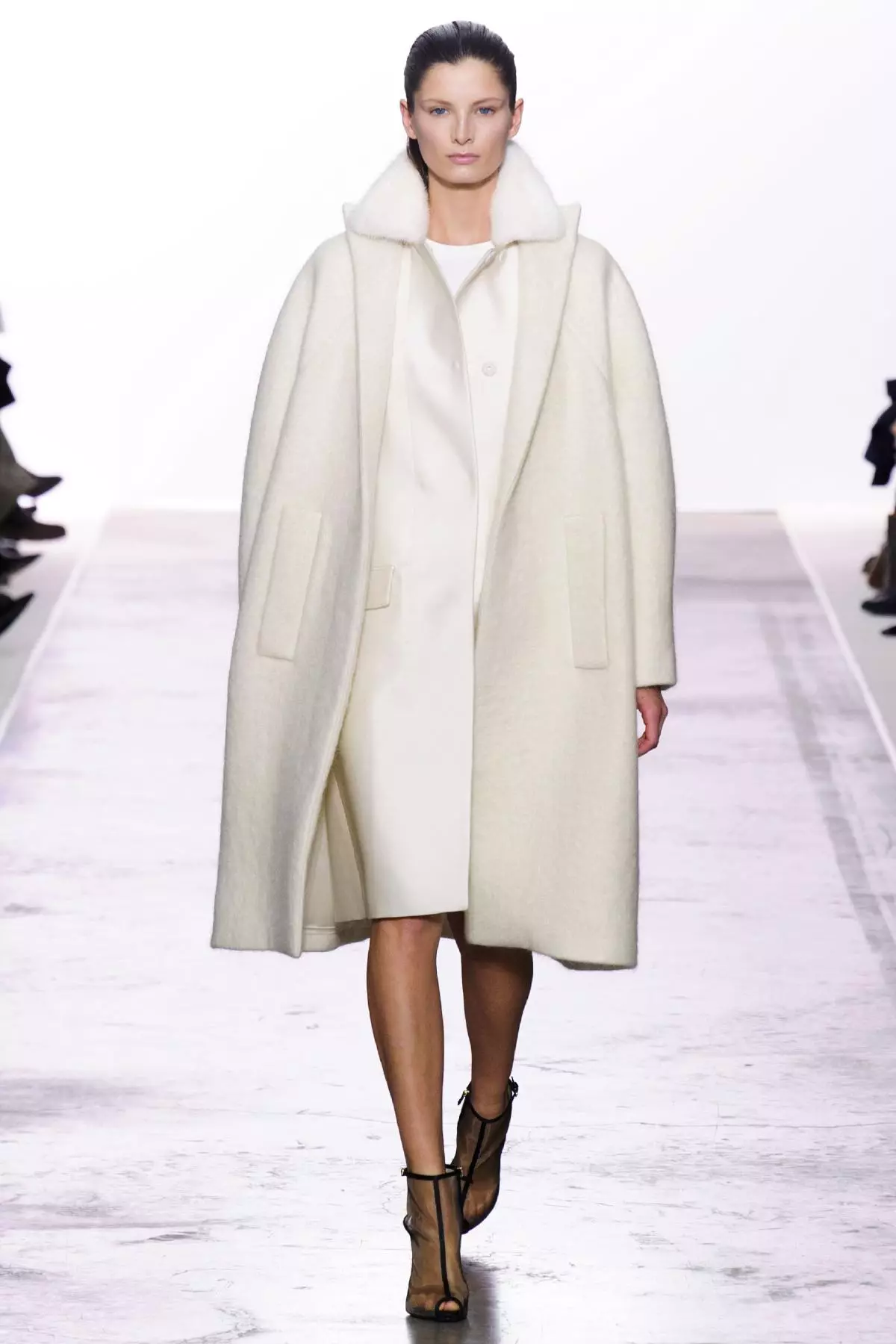 Naisten White Coat (183 kuvaa): Lyhyt, Mango, Valko-Venäjä, kuinka puhdistaa takki, pitkä, huivi valkoinen takki, hupullinen 583_114