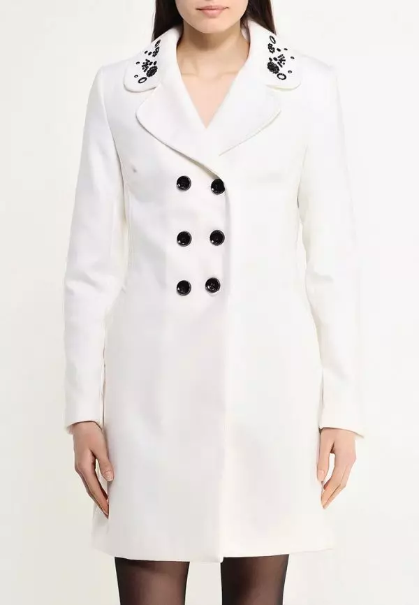 महिला पांढरे कोट (183 फोटो): बेलारूसपासून, आंबा येथून, पांढरा कोट, लांब, स्कार्फला कसे स्वच्छ करावे, हूड 583_124