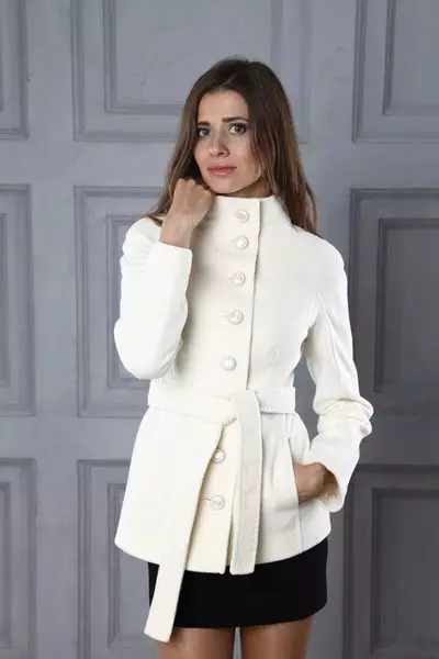 Mantel Putih Wanita (183 foto): Pendek, dari Mango, dari Belarus, Cara membersihkan mantel, panjang, syal untuk mantel putih, berkerudung 583_13