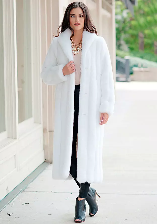 महिला पांढरे कोट (183 फोटो): बेलारूसपासून, आंबा येथून, पांढरा कोट, लांब, स्कार्फला कसे स्वच्छ करावे, हूड 583_138