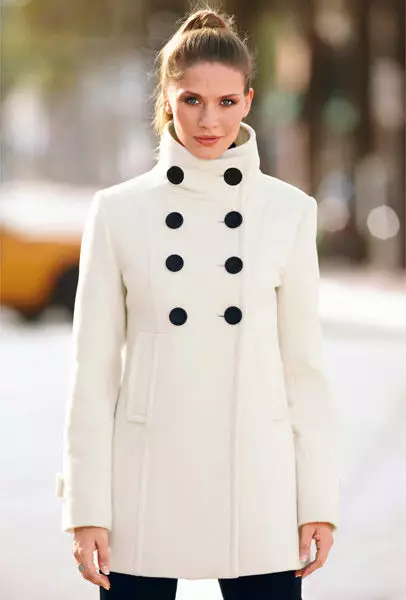 Wanita Putih Coat (183 Foto): Pendek, Dari Mango, Dari Belarus, Bagaimana Membersihkan Coat, Long, Scarf untuk Coat Putih, Berpakaian 583_14