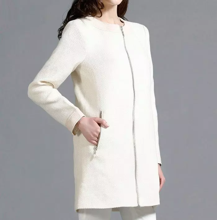 Wanita Putih Coat (183 Foto): Pendek, Dari Mango, Dari Belarus, Bagaimana Membersihkan Coat, Long, Scarf untuk Coat Putih, Berpakaian 583_15