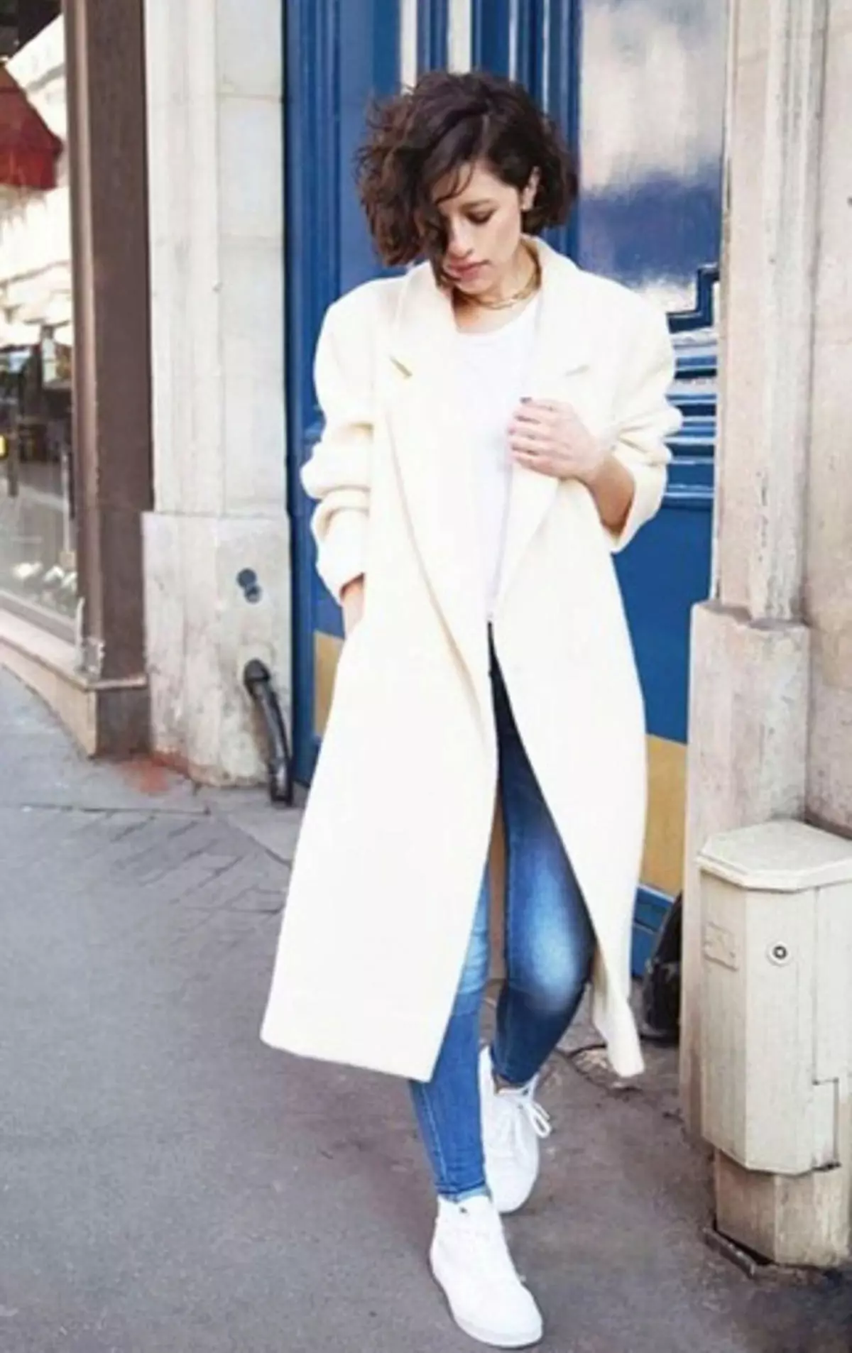 Mantel Putih Wanita (183 foto): Pendek, dari Mango, dari Belarus, Cara membersihkan mantel, panjang, syal untuk mantel putih, berkerudung 583_156