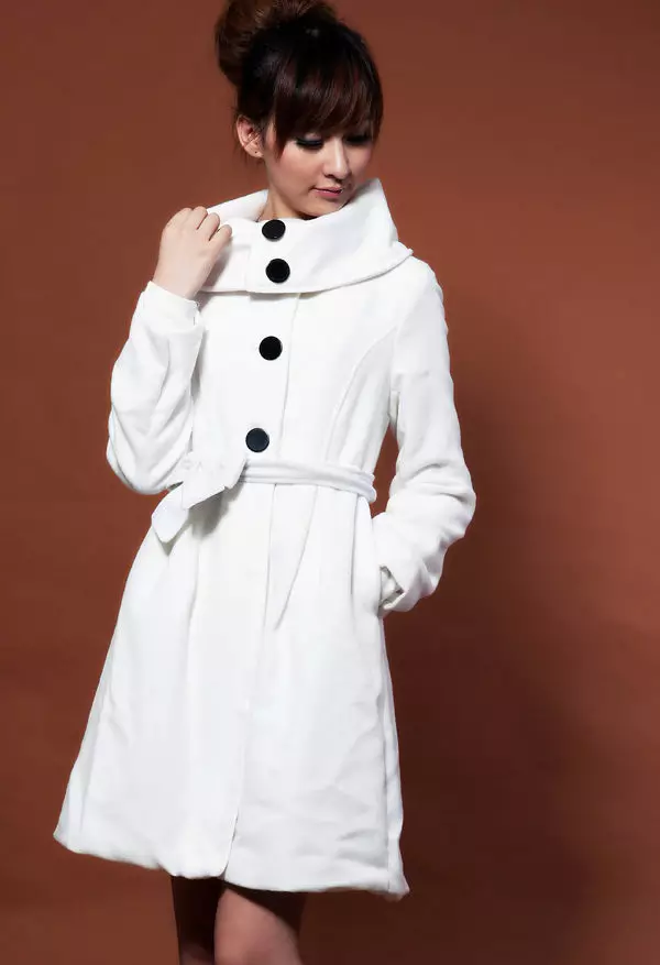 महिला पांढरे कोट (183 फोटो): बेलारूसपासून, आंबा येथून, पांढरा कोट, लांब, स्कार्फला कसे स्वच्छ करावे, हूड 583_17