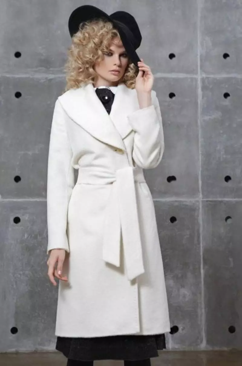 Mantel Putih Wanita (183 foto): Pendek, dari Mango, dari Belarus, Cara membersihkan mantel, panjang, syal untuk mantel putih, berkerudung 583_18