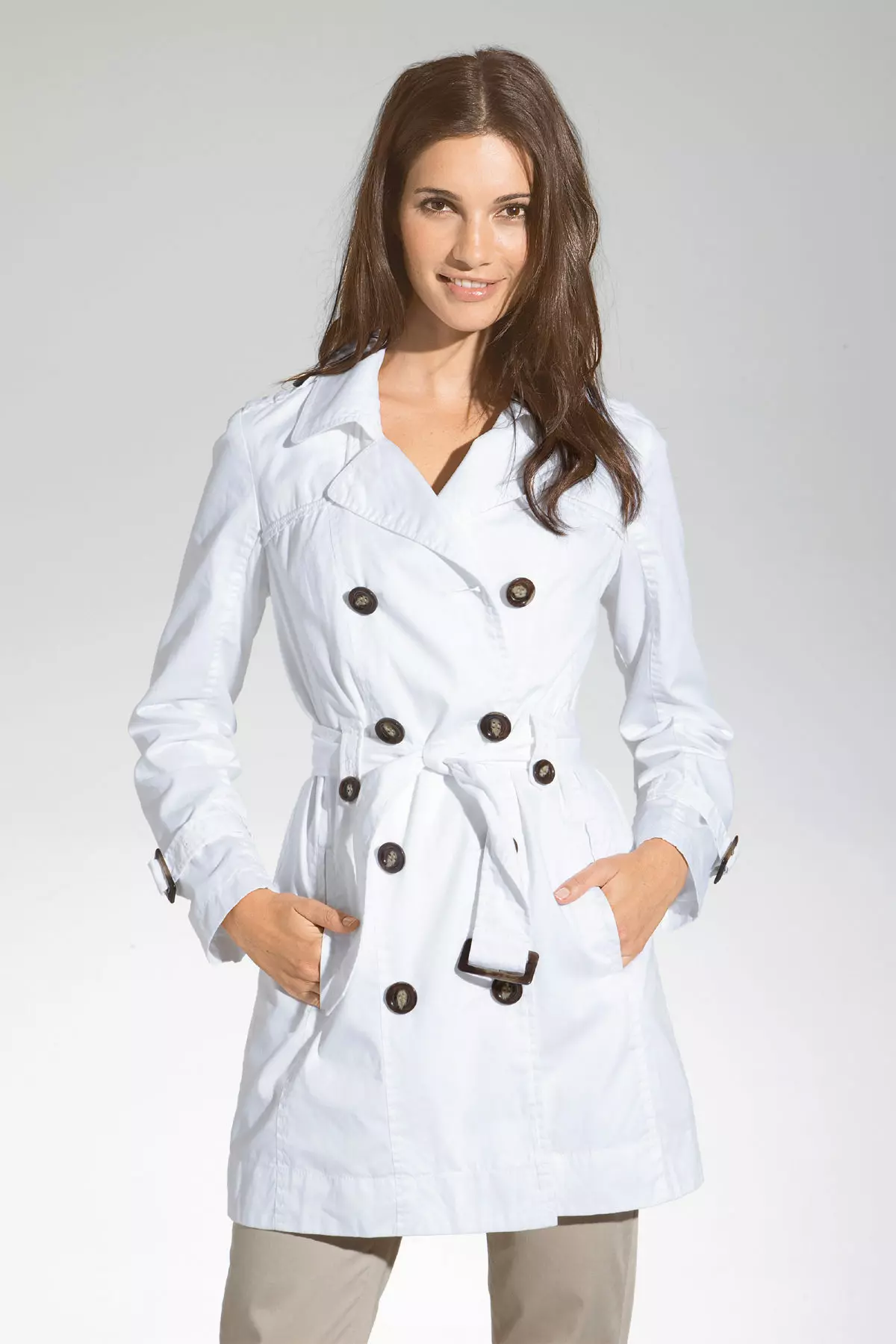 Wanita Putih Coat (183 Foto): Pendek, Dari Mango, Dari Belarus, Bagaimana Membersihkan Coat, Long, Scarf untuk Coat Putih, Berpakaian 583_33