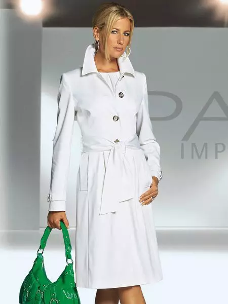 महिला पांढरे कोट (183 फोटो): बेलारूसपासून, आंबा येथून, पांढरा कोट, लांब, स्कार्फला कसे स्वच्छ करावे, हूड 583_35
